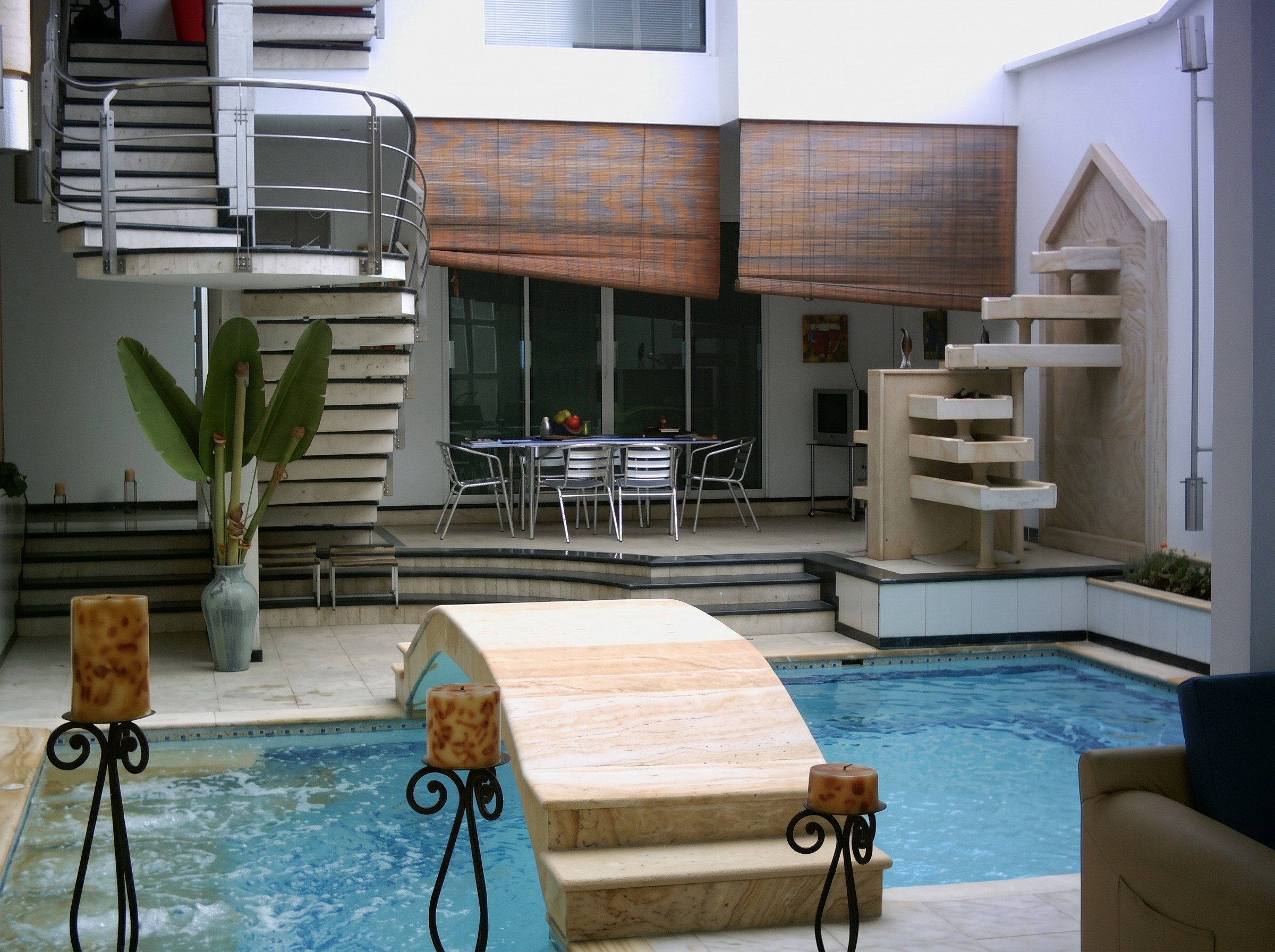 Casa Isla del Conde: patio interior con piscina y puente de piedra