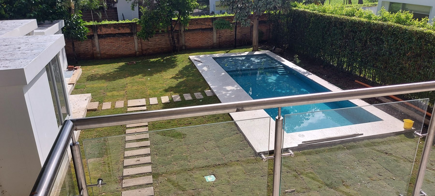 Casa Mila: vista del jardín y la piscina desde el balcón del segundo piso