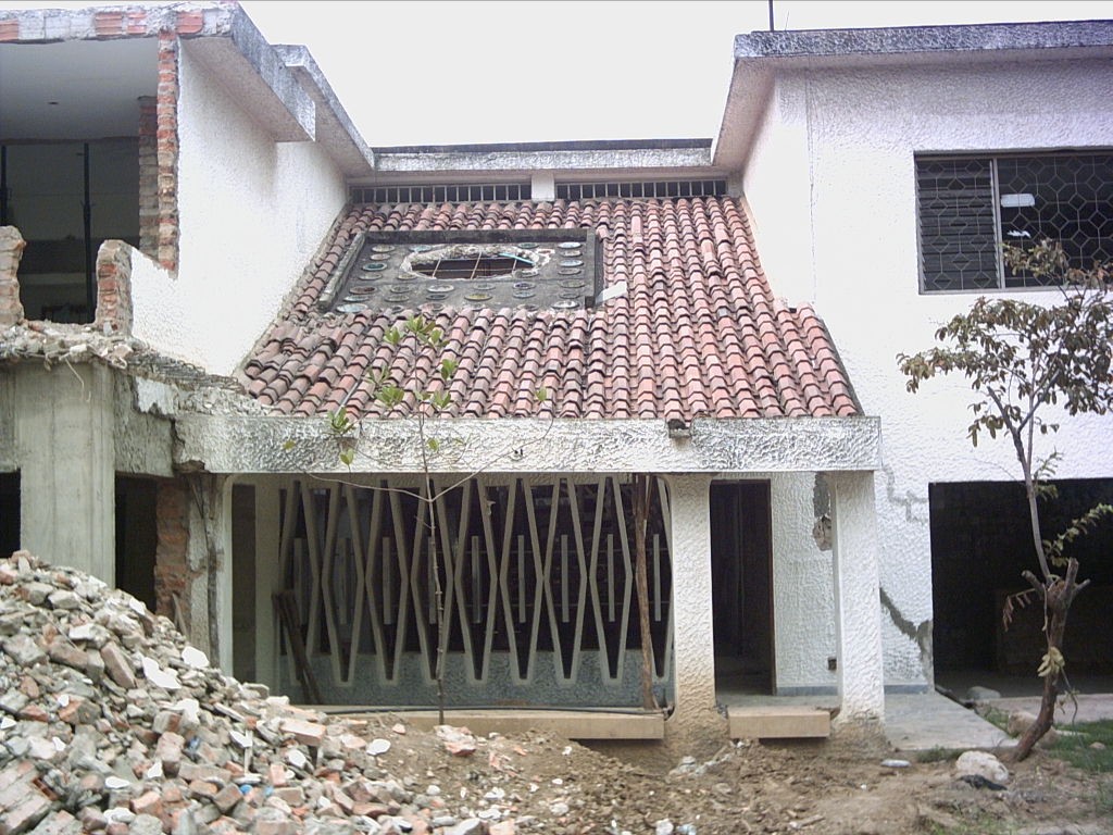 Estado previo de la vivienda durante la demolición, vista de la cubierta de teja