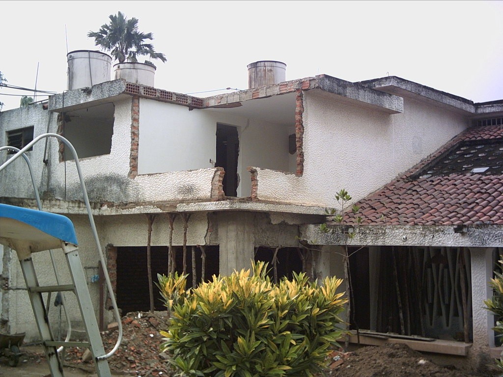 Estado previo de la vivienda, fachada posterior en demolición